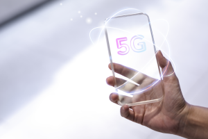 Smartphone 5G en Tunisie en 2025, illustrant le comparatif et guide d’achat des meilleurs modèles à prix abordable