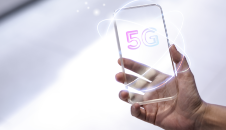 Smartphone 5G en Tunisie en 2025, illustrant le comparatif et guide d’achat des meilleurs modèles à prix abordable