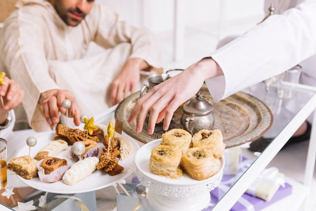 Assiette de baklawa et makroud typiques du Ramadan tunisien