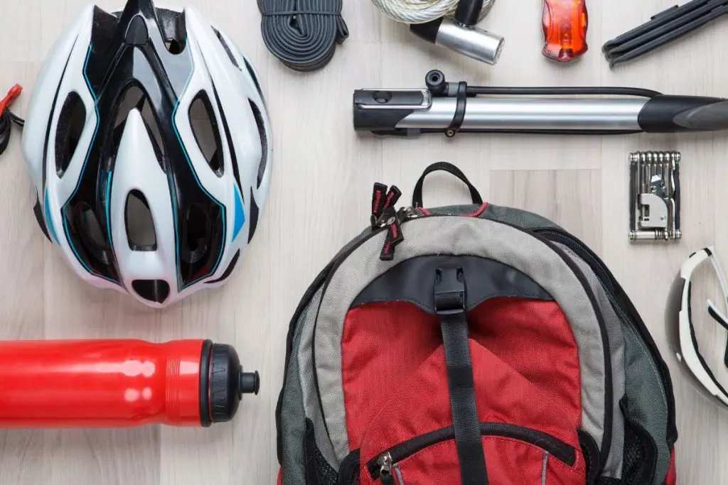 Zoom sur casque, gourde et antivol — équipements essentiels pour rouler en toute sécurité