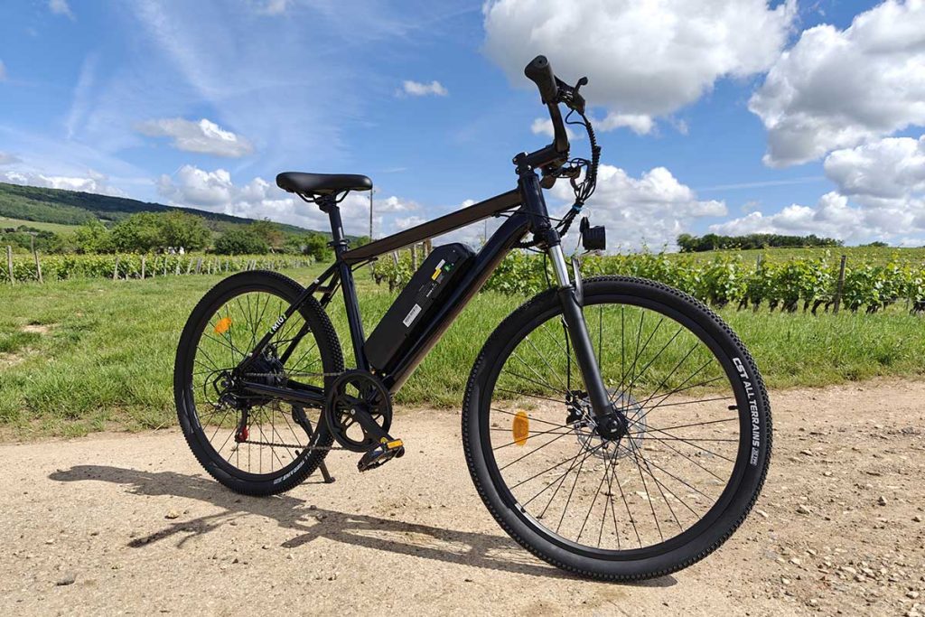 Vue latérale d’un deux-roues à assistance électrique — autonomie et confort combinés