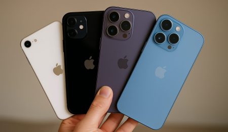 Quatre modèles d’iPhone tenus en main – iPhone SE blanc, iPhone 11 noir, iPhone 13 Pro violet, et iPhone 14 bleu – guide d’achat smartphone Apple occasion en Tunisie