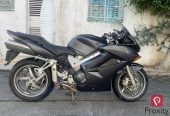 Moto Honda VFR 800 noire performante sans documents – usage piste