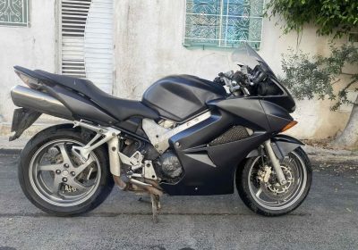 Moto Honda VFR 800 noire performante sans documents – usage piste