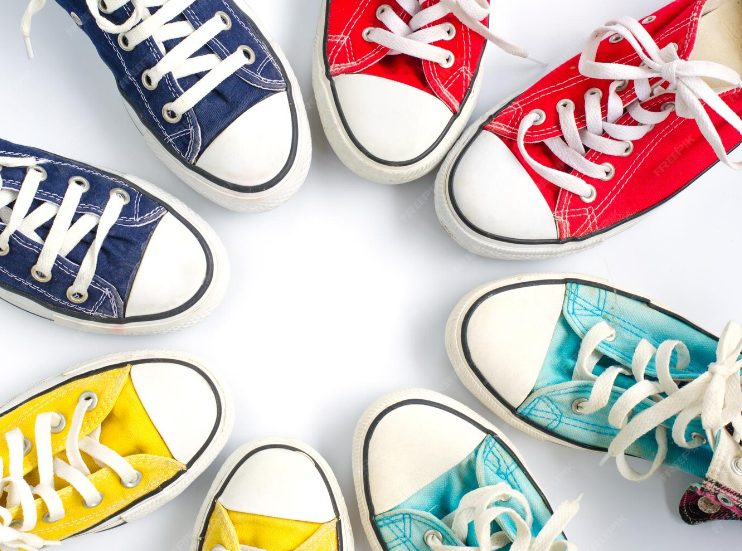 Baskets colorées en cercle sur fond blanc