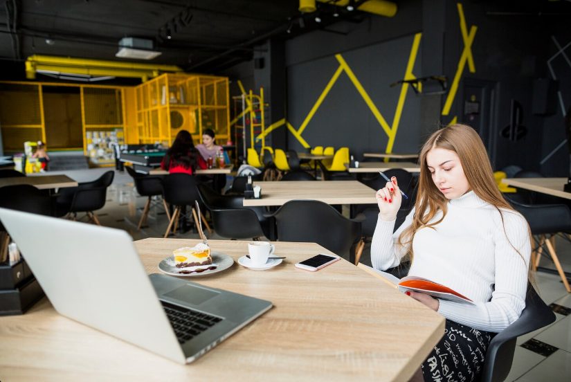 Coworking moderne en Tunisie avec espace de travail design et connectivité