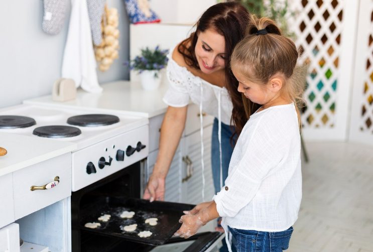 Moment de cuisine partagé entre mère et enfant