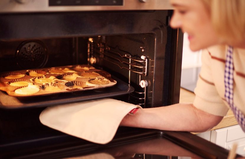 Pâtisseries maison sorties du four avec gants