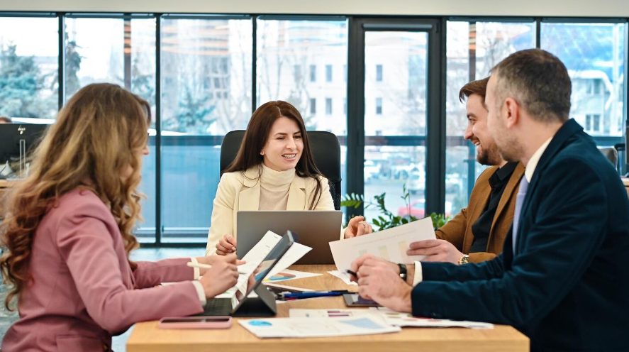 Bureau privatif Tunisie avec trois professionnels en réunion de travail collaboratif