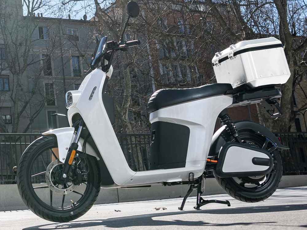 Vue latérale d’un scooter moderne avec selle biplace