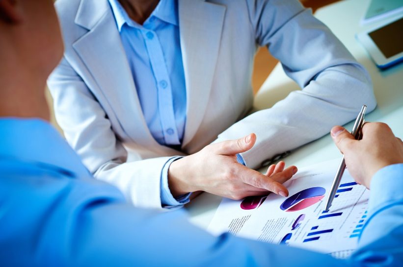 Consultation stratégique d'entreprise avec analyse de graphiques et indicateurs de performance