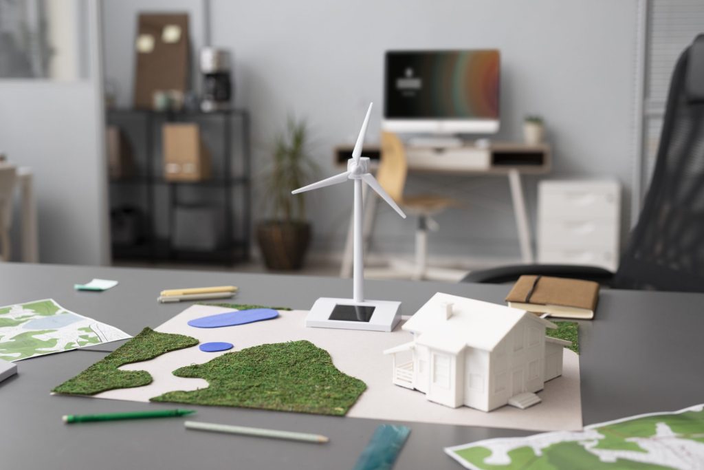 Maquette d'habitat durable avec éolienne miniature sur un bureau