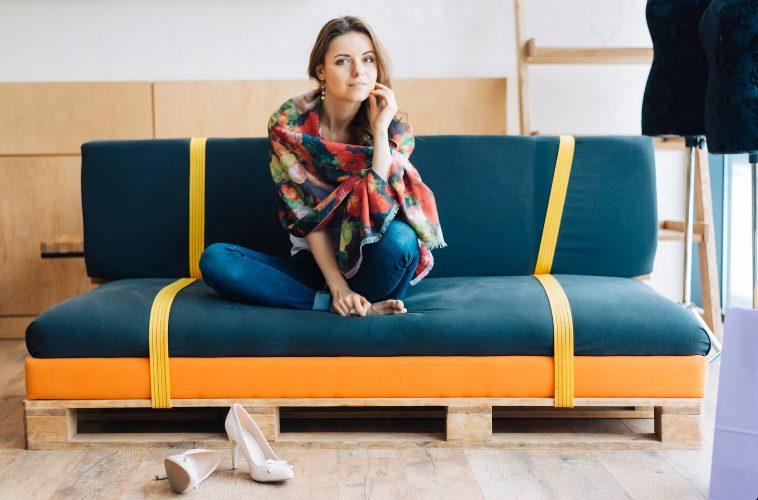 Canapé en palettes fait maison dans un salon