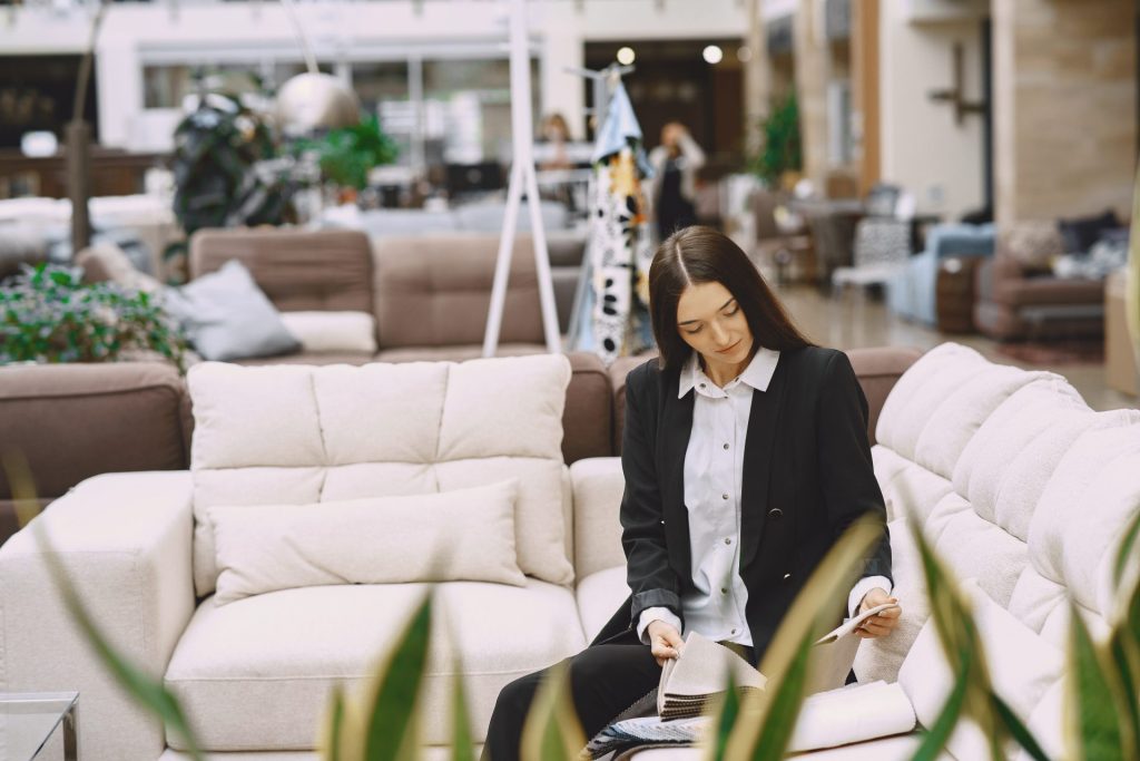 Showroom de mobilier avec canapés et mise en scène de salon