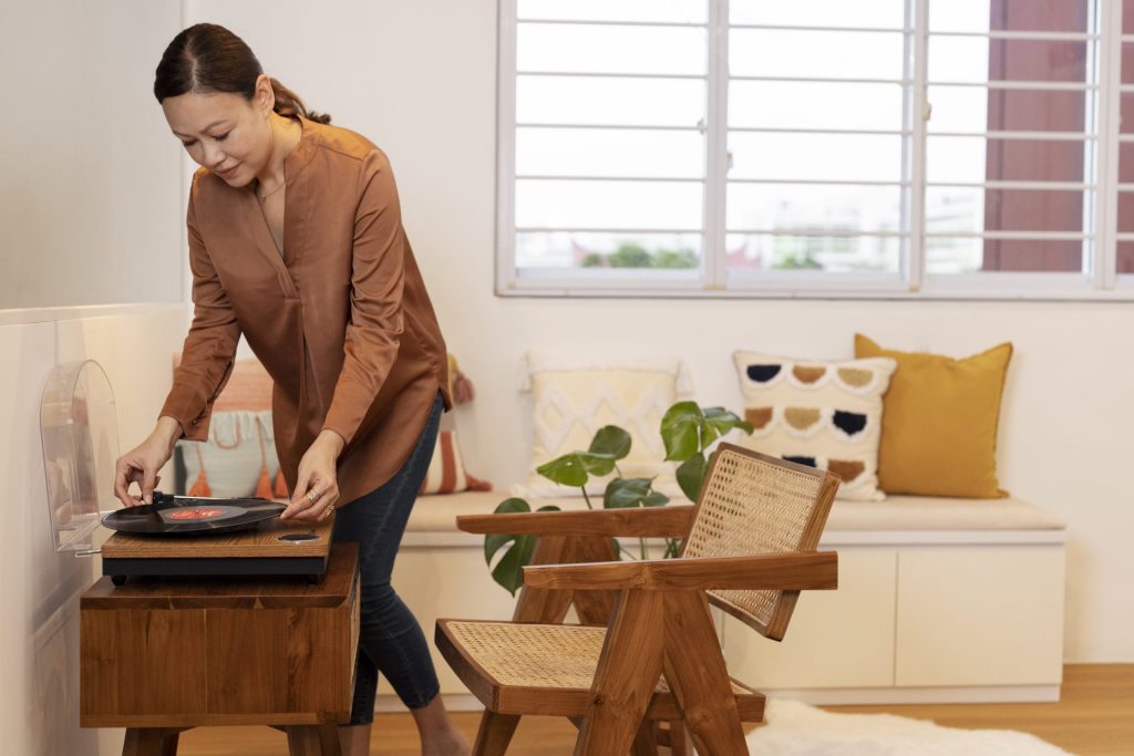 Aménagement d’un salon minimaliste avec table, chaises et plantes