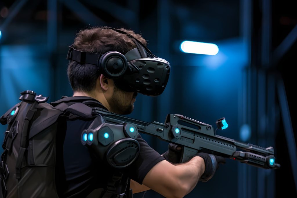 Un joueur utilise un casque de réalité virtuelle et une arme futuriste dans un univers de jeu immersif aux lumières bleues.