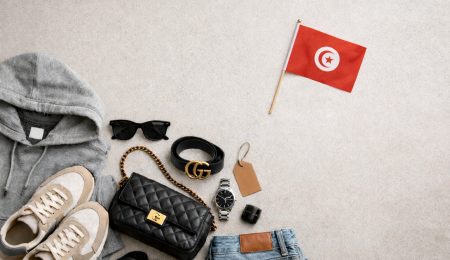 Vêtements, chaussures, sac et accessoires de marque d’occasion en Tunisie pour illustrer un guide anti-arnaque.