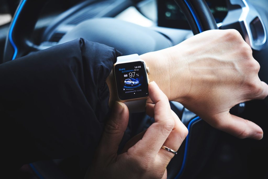 Apple Watch affichant les informations d’un véhicule au poignet d’un conducteur