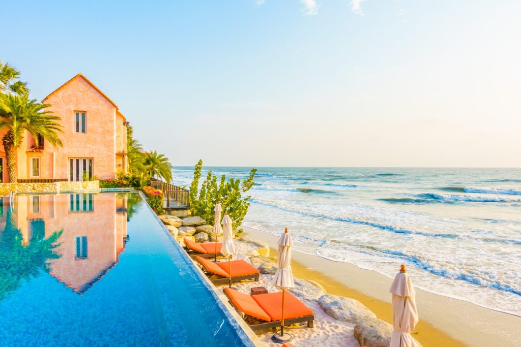 villa avec piscine en bord de mer en Tunisie
