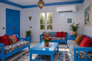 Climatiseur inverter en Tunisie dans un salon de maison tunisienne traditionnelle avec fenêtre vitrée