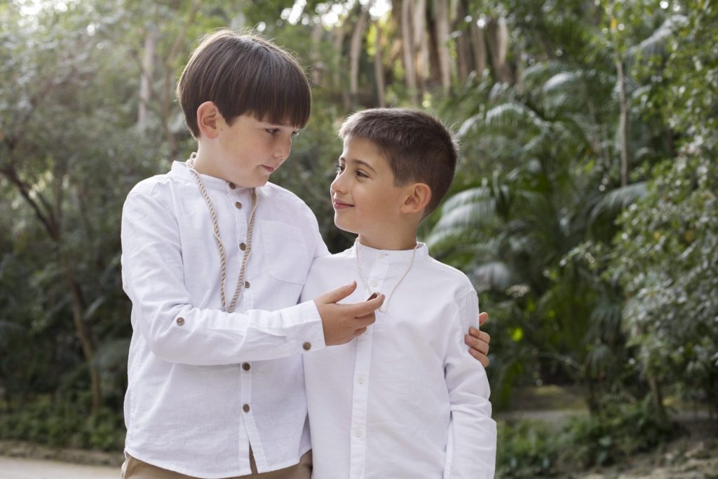 deux garçons habillés en blanc avec style traditionnel
