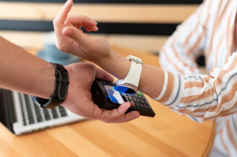 Paiement sans contact effectué avec une montre sur un terminal