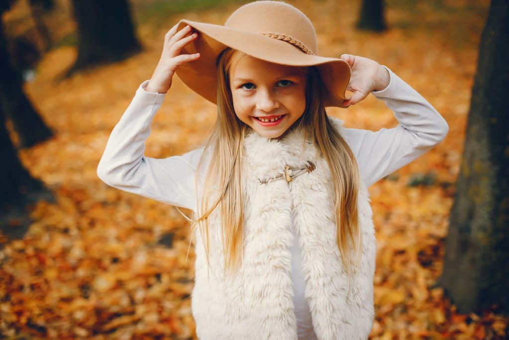 robe beige élégante pour petite fille avec chapeau