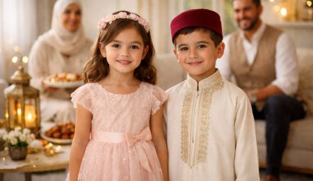 Enfants tunisiens habillés pour l’Aïd el-Fitr 2026 avec robe festive, jebba traditionnelle et chachia dans un salon familial élégant