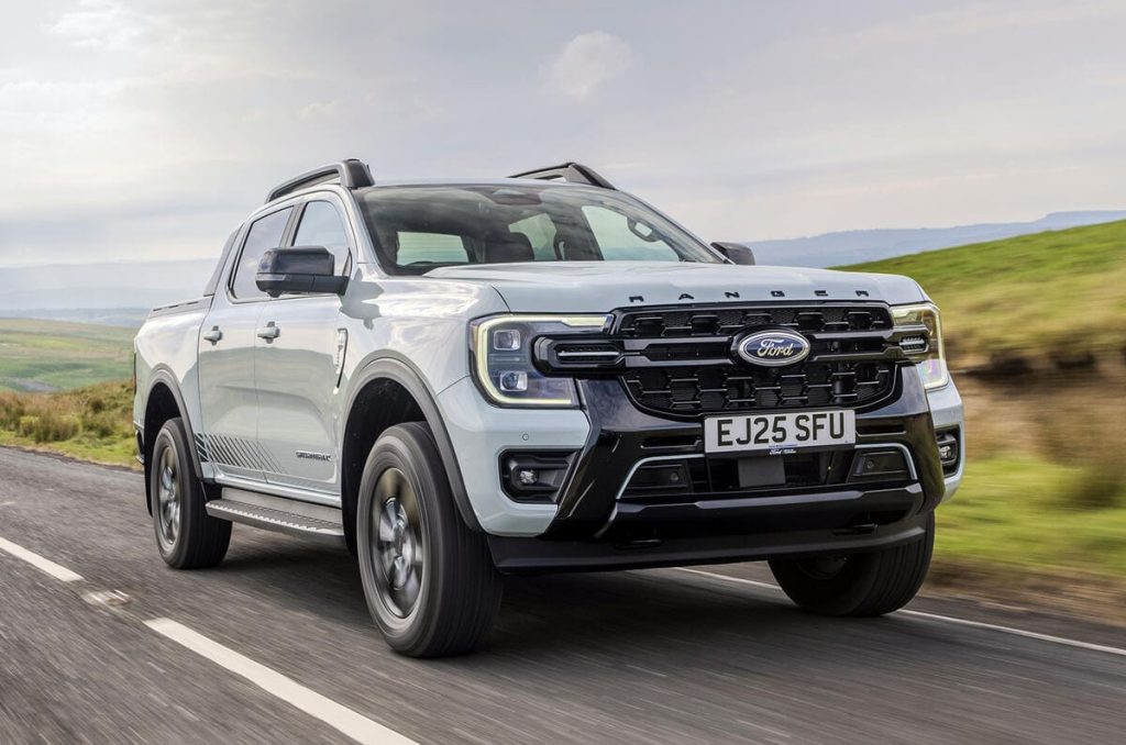 4x4 gris sur route de campagne