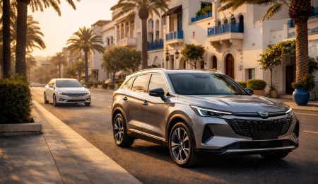 SUV chinois moderne dans un cadre urbain tunisien au coucher du soleil