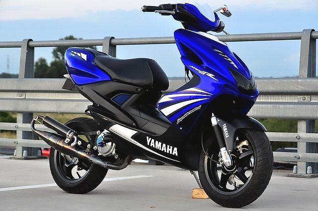 Scooter Yamaha Nitro Aerox bleu sportif  vue latérale pont autoroutier