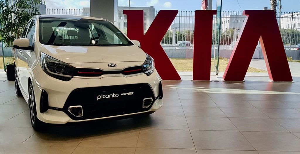 Nouvelle Kia Picanto GT-Line blanche présentée en concession Kia avec design sportif