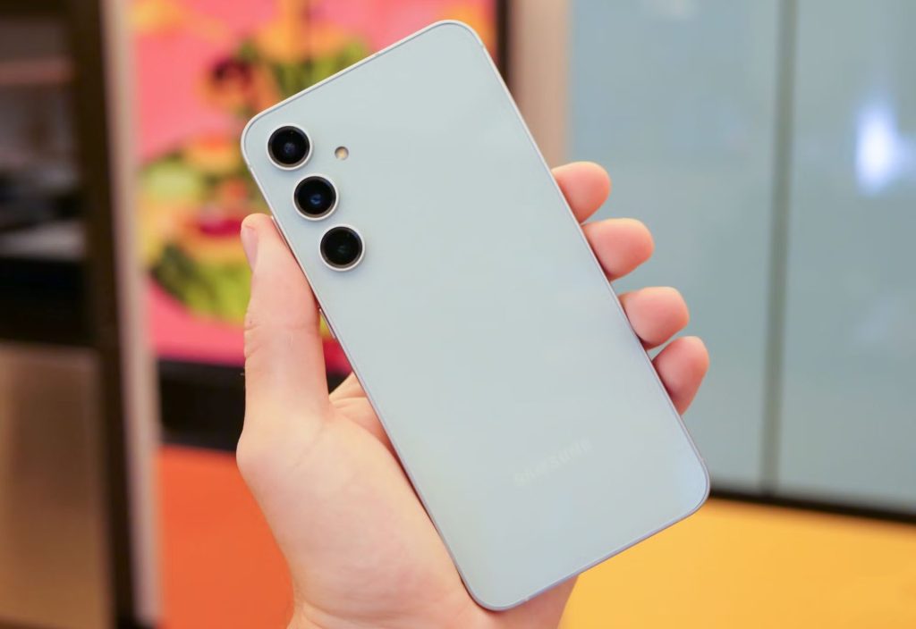 Dos d'un smartphone avec triple capteur photo en coloris bleu clair