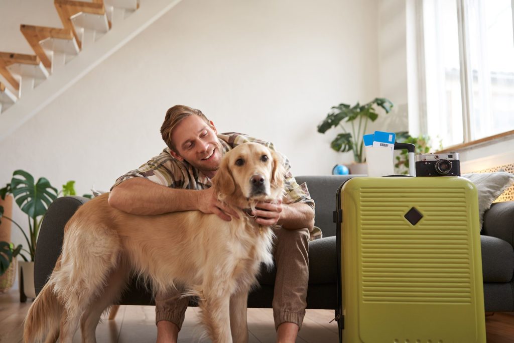 Homme avec un golden retriever dans le salon