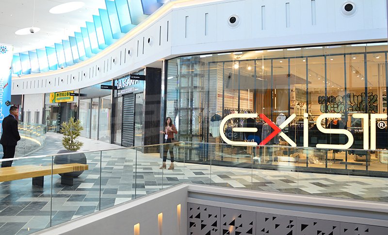 Showroom spacieux dans une grande surface commerciale moderne