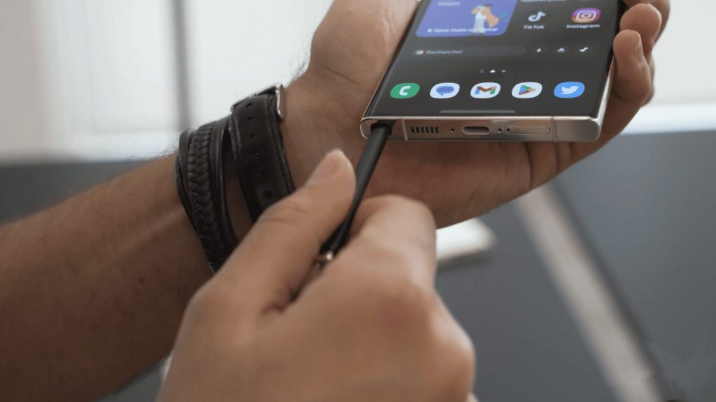 tylet S Pen inséré dans le port USB-C d'un smartphone Android
