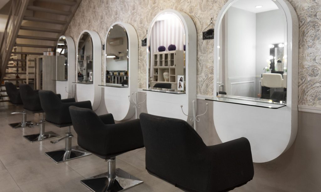 Salon de beauté moderne en Tunisie avec fauteuils de coiffure et miroirs éclairés