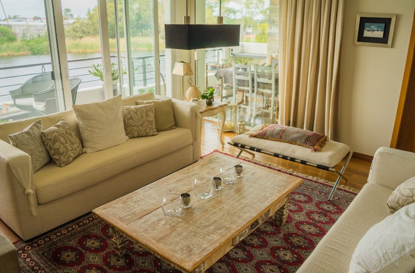 salon moderne avec table basse en bois