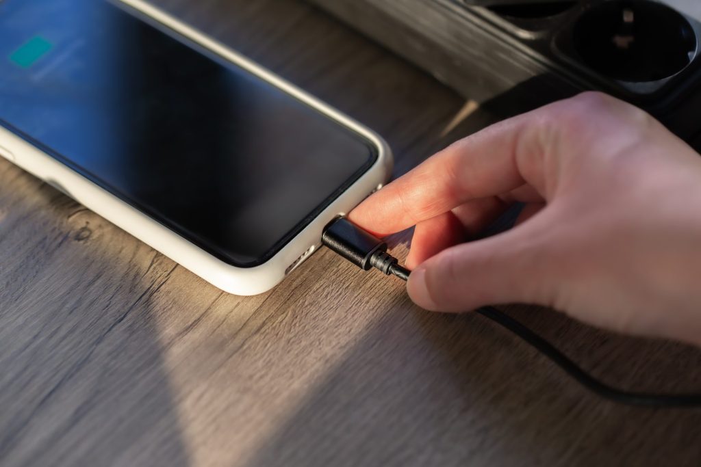 Vérification de la batterie, du port USB-C et de la charge rapide d’un Redmi Note 12 d’occasion