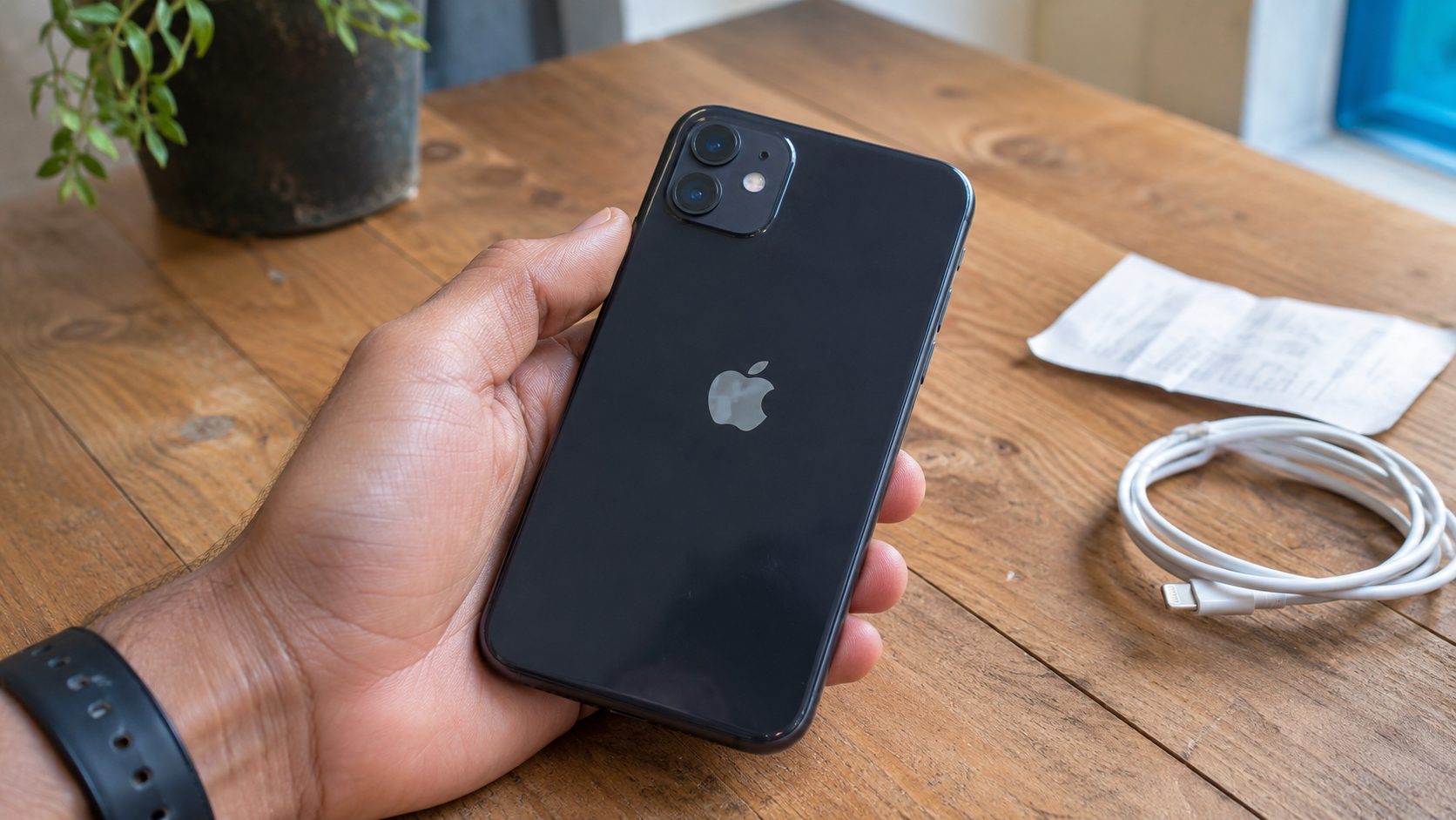 iPhone 11 d’occasion en Tunisie avec câble et facture à vérifier avant paiement