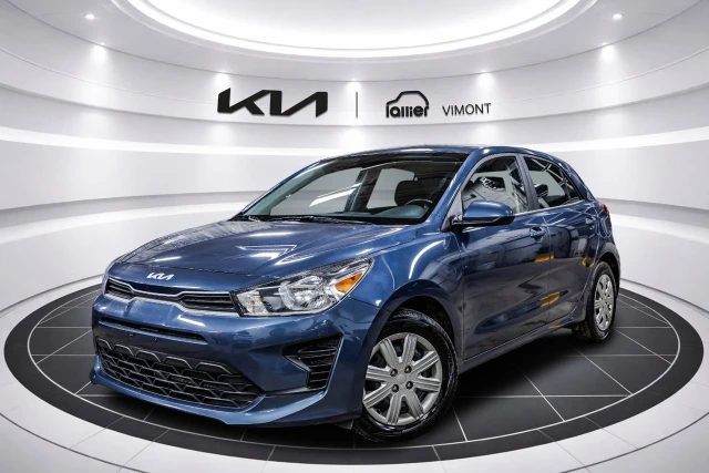 Citadine bleue cinq portes avec carrosserie compacte
