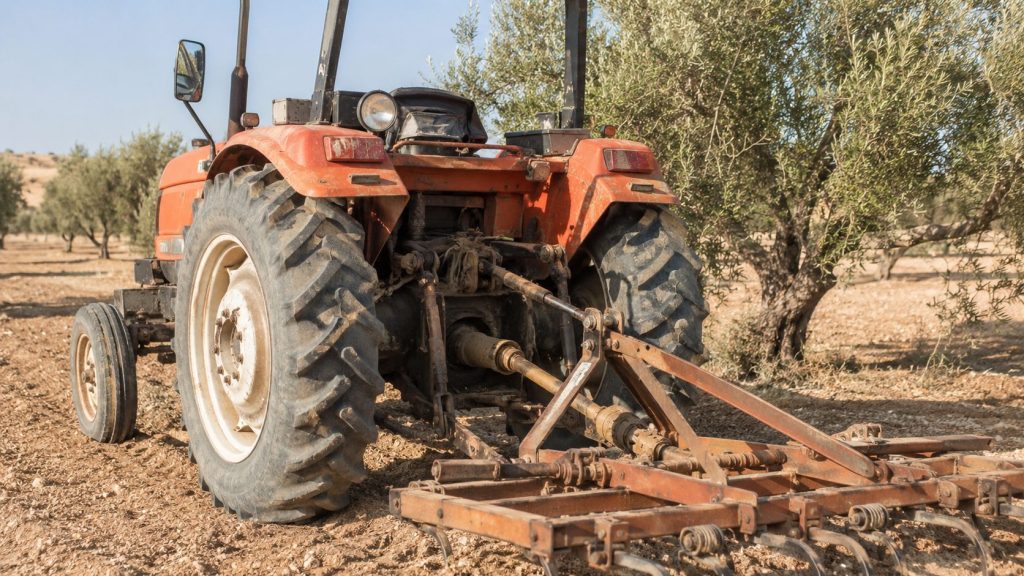 Relevage arrière et prise de force d’un tracteur agricole avec outil attelé