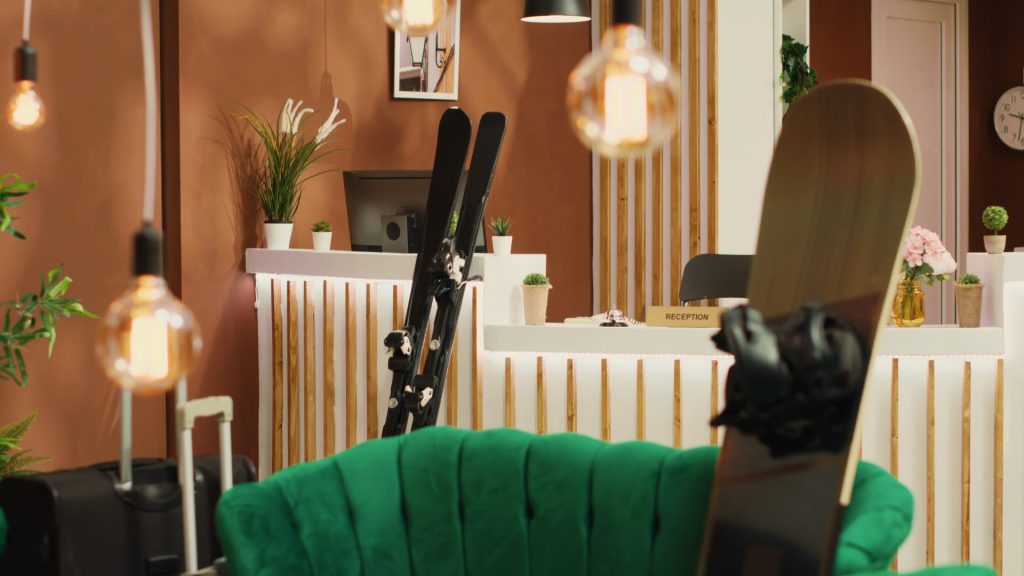 Réception d'un salon de coiffure premium avec mobilier design et éclairage ambiance