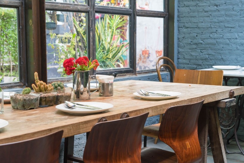 Table à manger en bois massif rustique avec chaises en bois, ambiance bistrot