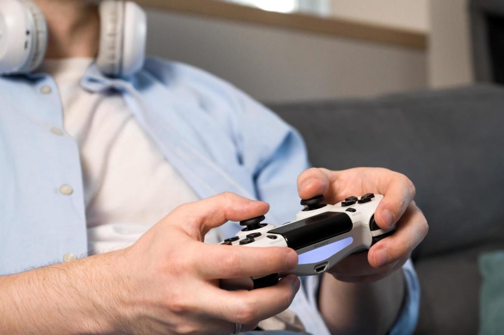 Contrôle des sticks et boutons d'une manette PS4 d'occasion avant achat