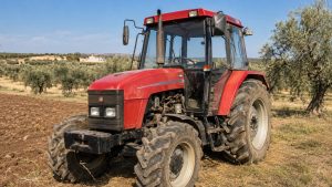 Tracteur agricole d’occasion rouge dans une exploitation en Tunisie