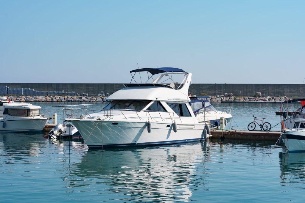 Bateau à moteur d'occasion amarré dans un port en Tunisie