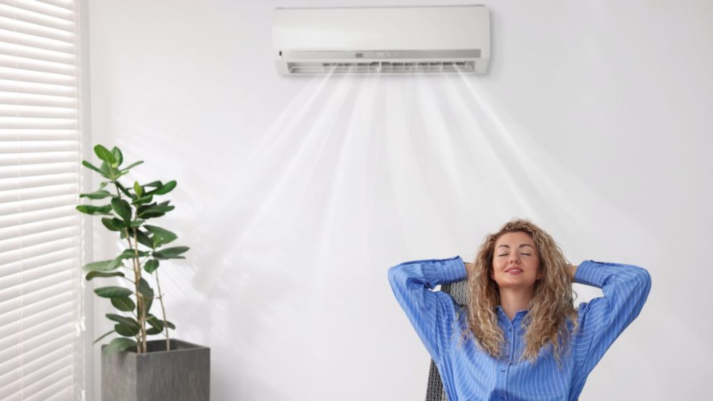 Climatiseur mural diffusant de l'air frais dans une pièce lumineuse 