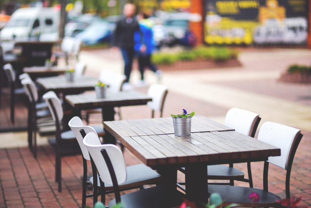Emplacement pour café en Tunisie avec passage piéton et visibilité du local depuis la rue
