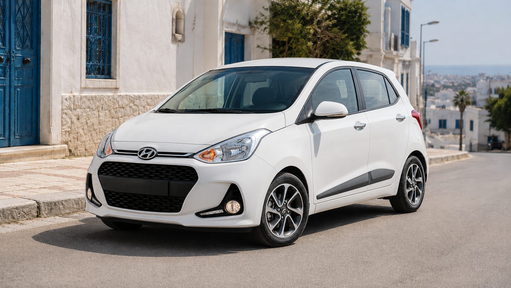 Hyundai Grand i10 d’occasion en Tunisie dans un décor urbain avec vue avant latérale